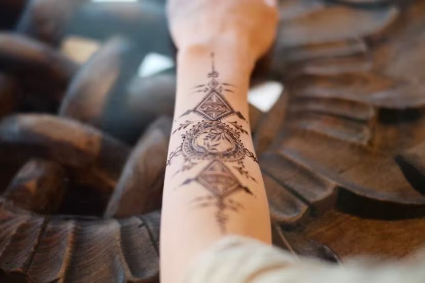 Talisman arm henna
